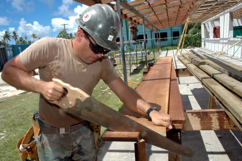 ebeniste-CHATEAUVERT-min_worker_construction_building_carpenter_male_job_build_helmet-893290